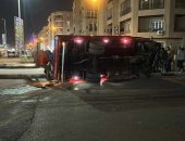 إصابة شخص إثر حادث انقلاب سيارة نقل محملة بالأنابيب فى المعادى.. صور