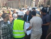 نائب محافظ الجيزة يتابع ميدانيًا مشروع الصرف الصحى بقرية منيل شيحة.. صور