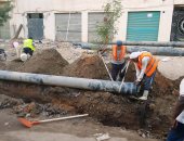 محافظة أسوان: إصلاح انسداد بخط طرد رئيسى للصرف الصحى بمنطقة الكرور