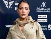 جورجينا رودريجيز بالاسكارف ومعطف طويل.. من هي المصممة السعودية صاحبة الإطلالة؟
