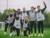 عمر مرموش يحتفل فى تدريبات مانشستر سيتى قبل السفر لمواجهة فياريال