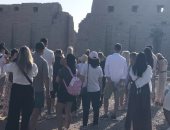 أفواج سياحية من حول العالم يعيشون أجواء البهجة الصباحية فى معابد الكرنك.. صور