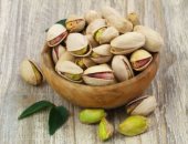 الفستق غني بالألياف والبروتينات ويعزز صحة أمعائك ويمنع الالتهاب.. خليه قبل النوم