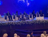 نائب رئيس جامعة القاهرة يناقش رقمنة الأرشيفات التاريخية وترميم النصوص 