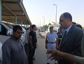 محافظ سوهاج لأحد السائقين بجولة مفاجئة: "بتاخد حقك ادى الناس حقها".. فيديو