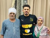 صورة محمود زلاكة مع والديه تخطف الأنظار بعد تتويج بيراميدز بالسوبر الأفريقى