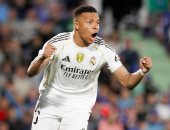 الفار يحرم ريال مدريد من ركلة جزاء ضد برشلونة بالدقيقة الثانية.. فيديو