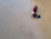 سيول تركيا تجرف امرأة من ذوى الهمم والأهالى ينقذونها.. فيديو