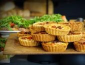 طريقة عمل معجنات بالجبن والخضار.. وجبة سهلة وسريعة للفطار والعشاء