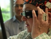 ابتكار شريحة تزرع داخل العين تعيد القدرة على القراءة للمكفوفين