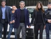 زوجة الرئيس الفرنسى السابق تمسك بيده فى طريقه للسجن وسط تجمع مؤيديه.. فيديو