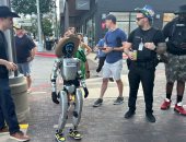 الروبوت المتحرش.. ظاهرة تخطف أنظار المارة فى شوارع نيويورك