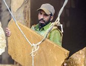 الجمال من الصخر إبداع.. صناعة الحجر الفرعونى مهنة الذوق الرفيع