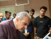 رئيس جامعة أسوان يتابع الحالة الصحية للطلاب المصابين فى حادث بأبوسمبل