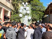 بلالين على النعش.. تشييع جثمان شاب ابتلع لسانه أثناء مباراة كرة قدم (فيديو)