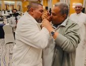 «قبلة أثارت العوازل».. هانى فرحات ومحمد عبده يتبادلان تقبيل اليد (فيديو)