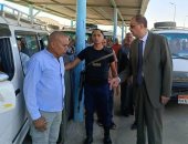 محافظ سوهاج يتفقد عددا من المواقف العامة لمتابعة الالتزام بالتعريفة الجديدة