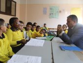 وكيل وزارة التعليم بالجيزة يستبعد مدير مدرسة لارتفاع نسب الغياب