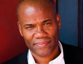 المخرج العالمي مايكل إدواردز يهنئ صناع فيلم نصيب بانطلاق تصويره 