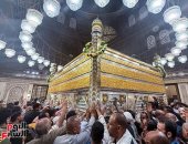 «نحن فى ساحة الحسين نزلنا».. المصريون يحييون ذكرى استقرار رأس الحسين.. وانتشار حلقات الذكر والابتهالات.. وخدمات الطرق الصوفية تقدم الطعام والشربات للزوار.. وطوارئ بمستشفى الحسين الجامعى لخدمة المحتفلين.. صور