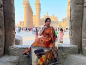 سائحة هندية تمنح السارى التراثى عناقا حضاريا مع التاريخ فى معبد الأقصر.. صور