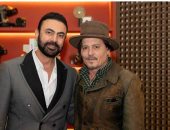 محمد كريم ينشر صورة مع جونى ديب.. هل يحضر نجم قراصنة الكاريبى ختام مهرجان الجونة؟