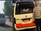 الداخلية تضبط سائق ميكروباص قاد السيارة بباب مفتوح في سوهاج (فيديو)