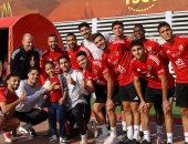 لاعبو الاهلي يتضامنون مع طفل يستعد لعملية زرع نخاع.. صور 