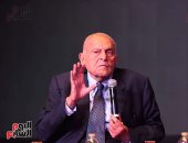 السير مجدى يعقوب يصل مصر لحضور افتتاح المتحف المصرى الكبير