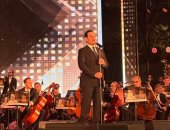 محمد ثروت يفتتح حفله فى مهرجان الموسيقى العربية بأغنية مين اللى مايحبش فاطمة