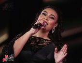 مروة ناجى تفتتح حفلها بأغنية طبعا أحباب وسط تفاعل جماهيرى كبير