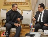 الداعية مصطفى حسنى لطلاب جامعة القاهرة: تحية الإسلام عهد بعدم الإيذاء