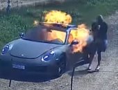 برازيلى يشعل النار فى سيارته البورش طمعا فى التأمين والكاميرات تفضحه.. فيديو