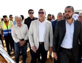 وزير الإسكان يتفقد الطرق والمرافق بمنطقة الأمل فى مدينة العبور الجديدة