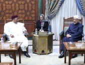شيخ الأزهر يدعو لإنشاء لجنة من حكماء قارة أفريقيا لتخفيف حدَّة الأزمات والنِّزاعات