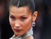 بيلا حديد تكشف عن سر صعوبة مشيتها في عرض فيكتوريا سيكريت