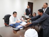 وزير الزراعة يستقبل بعض الفلاحين ويستمع لمشاكلهم.. ويؤكد: دعم الفلاح أولوية