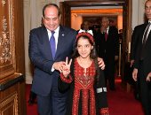 تعالى.. الرئيس السيسى يستجيب لطفلة فلسطينية طلبت لقائه باحتفالية وطن السلام