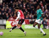 برينتفورد ضد ليفربول.. تأخر انطلاق الشوط الثاني بعد إصابة الحكم