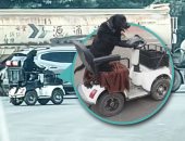 كلب يقود سكوتر كهربائي فى الصين بعد تدريبه شهرا.. وشرطي يتدخل.. فيديو