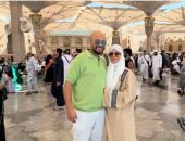 حاتم صلاح وزوجته يؤديان العمرة بعد الزواج مباشرة