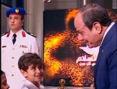 طفل يفاجئ الرئيس السيسي.. أنا بشوفك في التلفزيون.. والرئيس يرد "فيديو"