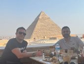 محمد كريم يعزم سكوت إيستوود على ملوخية بالأرانب وكشرى.. صور