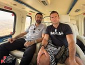 سكوت إيستوود فى رحلة بالهليكوبتر بصحبة محمد كريم فوق أهرامات الجيزة.. صور