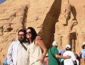 فى حضرة الحب والتاريخ.. سياح أجانب يستعيدون ذكريات الزواج من الحضارة المصرية.. رمسيس ونفرتارى قصة عشق خالدة على ضفاف النيل.. الفرعون المصرى بنى معبدا للحب.. وهب قلبه لامرأة فرفعها لمصاف الآلهة.. صور