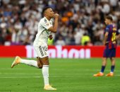 لا يمكن إيقافه.. كيف تحول مبابى إلى كابوس برشلونة؟