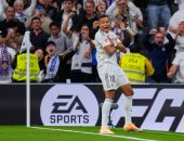 شوط مثير ينتهى بتقدم ريال مدريد ضد برشلونة 2-1 والفار يمنع هدفين.. فيديو وصور 