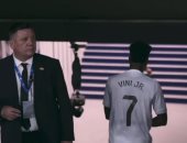 فينيسيوس جونيور يعترض على استبداله فى الكلاسيكو ويغادر الملعب.. فيديو