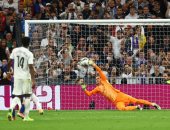 تشيزنى يتصدى لركلة جزاء من مبابى فى كلاسيكو الريال ضد برشلونة.. فيديو وصور 
