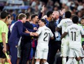 حكم الكلاسيكو يشهر 6 كروت صفراء وطرد لأبطال مشاجرة الريال ضد برشلونة